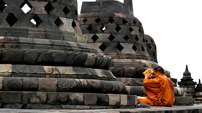 Tempat wisata Candi Borobudur - Biksu sedang berdoa