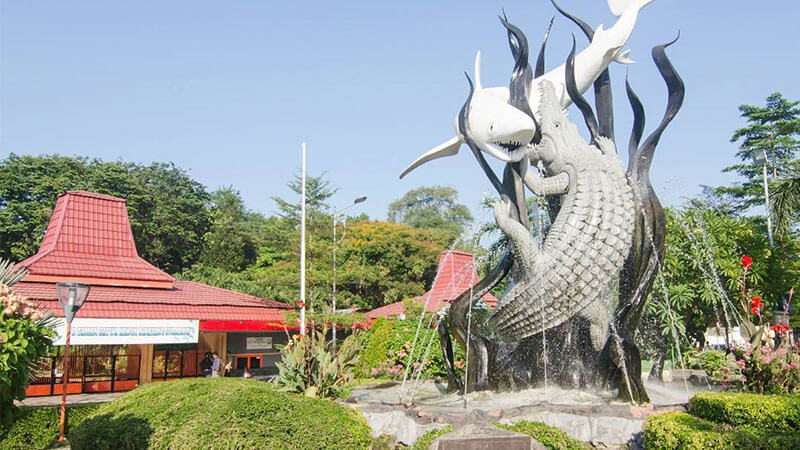 Kebun Binatang Surabaya - Patung Suro dan Boyo