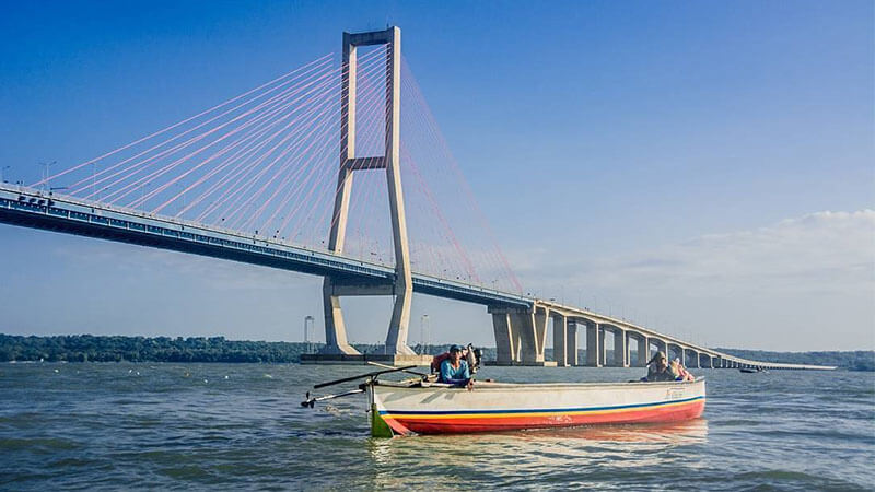 Jembatan Suramadu Surabaya - Naik Perahu