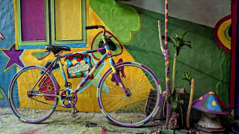 Kampung Pelangi Semarang - Sepeda Warna Warni